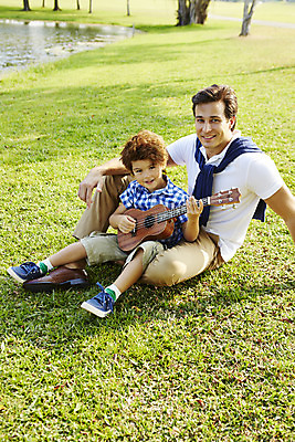 포토 JPG 주간 전신 외국인 해외기획촬영 남자 아들 어린이 악기 연주 가족 휴식 2014년태국 미소 사람 앉기 잔디 성인 야외 두명 앞모습 부모 자녀 연못 아빠 우쿨렐레 즐거움 부자지간 남자만 국내포토 자연요소 식물 감정 음악 뷰포인트 컨셉 관계 모션 현악기 표정 인종 파일형식