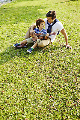 포토 JPG 주간 전신 외국인 해외기획촬영 남자 아들 어린이 악기 연주 가족 휴식 2014년태국 미소 사람 앉기 잔디 성인 야외 두명 앞모습 부모 자녀 아빠 우쿨렐레 즐거움 부자지간 남자만 국내포토 자연요소 식물 감정 음악 뷰포인트 컨셉 관계 모션 현악기 표정 인종 파일형식