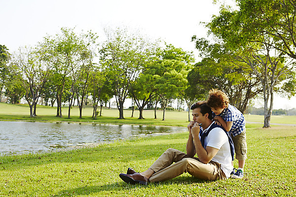 포토 JPG 주간 전신 외국인 나무 해외기획촬영 남자 아들 어린이 악기 연주 가족 휴식 2014년태국 서기 사람 앉기 잔디 성인 야외 두명 옆모습 부모 기댐 자녀 연못 아빠 즐거움 하모니카 부자지간 남자만 국내포토 자연요소 식물 감정 음악 뷰포인트 컨셉 관계 모션 관악기 인종 파일형식