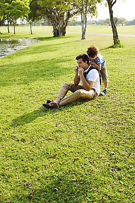 포토 JPG 주간 전신 외국인 나무 해외기획촬영 남자 아들 어린이 악기 연주 가족 휴식 2014년태국 서기 사람 앉기 잔디 성인 야외 두명 옆모습 부모 자녀 아빠 즐거움 하모니카 부자지간 남자만 국내포토 자연요소 식물 감정 음악 뷰포인트 컨셉 관계 모션 관악기 인종 파일형식