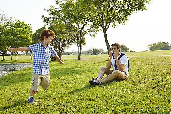 포토 JPG 주간 전신 외국인 나무 해외기획촬영 남자 아들 어린이 악기 연주 가족 휴식 2014년태국 사람 앉기 잔디 성인 야외 두명 앞모습 부모 달리기 자녀 아빠 즐거움 하모니카 부자지간 남자만 국내포토 자연요소 식물 감정 음악 뷰포인트 컨셉 관계 모션 관악기 인종 파일형식