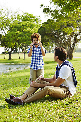 포토 JPG 주간 전신 외국인 나무 해외기획촬영 남자 아들 어린이 악기 연주 가족 휴식 2014년태국 서기 사람 앉기 잔디 상반신 성인 야외 두명 앞모습 옆모습 부모 자녀 연못 아빠 즐거움 하모니카 부자지간 남자만 국내포토 자연요소 식물 감정 음악 뷰포인트 컨셉 관계 모션 관악기 인종 파일형식