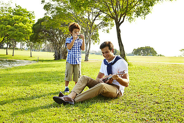 포토 JPG 주간 전신 외국인 나무 해외기획촬영 남자 아들 어린이 악기 연주 가족 휴식 2014년태국 서기 사람 앉기 잔디 성인 야외 두명 앞모습 부모 자녀 아빠 우쿨렐레 즐거움 하모니카 부자지간 남자만 국내포토 자연요소 식물 감정 음악 뷰포인트 컨셉 관계 모션 현악기 관악기 인종 파일형식
