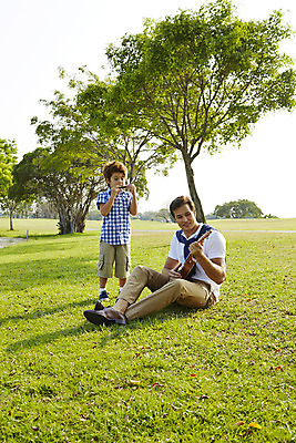 포토 JPG 주간 전신 외국인 나무 해외기획촬영 남자 아들 어린이 악기 연주 가족 휴식 2014년태국 서기 사람 앉기 잔디 성인 야외 두명 앞모습 부모 자녀 아빠 우쿨렐레 즐거움 하모니카 부자지간 남자만 국내포토 자연요소 식물 감정 음악 뷰포인트 컨셉 관계 모션 현악기 관악기 인종 파일형식