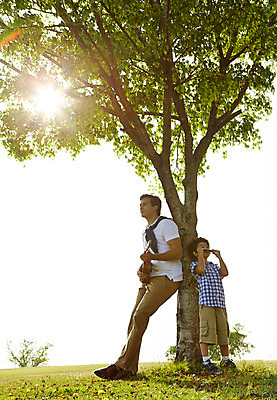 포토 JPG 주간 전신 외국인 나무 해외기획촬영 남자 아들 어린이 악기 연주 가족 휴식 2014년태국 서기 사람 잔디 성인 야외 두명 앞모습 옆모습 부모 햇빛 기댐 자녀 아빠 우쿨렐레 즐거움 하모니카 부자지간 남자만 국내포토 자연요소 식물 감정 음악 뷰포인트 컨셉 관계 모션 현악기 관악기 인종 태양 파일형식