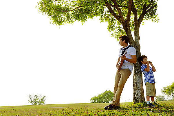 포토 JPG 주간 전신 외국인 나무 해외기획촬영 남자 아들 어린이 악기 연주 가족 휴식 2014년태국 서기 사람 잔디 성인 야외 두명 옆모습 부모 햇빛 기댐 자녀 아빠 우쿨렐레 즐거움 하모니카 부자지간 남자만 국내포토 자연요소 식물 감정 음악 뷰포인트 컨셉 관계 모션 현악기 관악기 인종 태양 파일형식