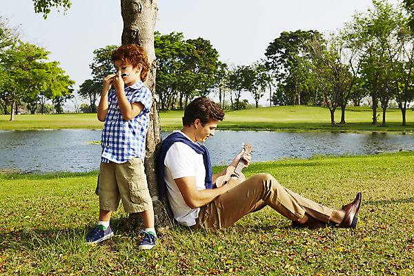 포토 JPG 주간 전신 외국인 나무 해외기획촬영 남자 아들 어린이 악기 연주 가족 휴식 2014년태국 서기 사람 앉기 성인 야외 두명 옆모습 부모 자녀 연못 아빠 우쿨렐레 즐거움 하모니카 부자지간 남자만 국내포토 자연요소 식물 감정 음악 뷰포인트 컨셉 관계 모션 현악기 관악기 인종 파일형식