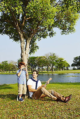 포토 JPG 주간 전신 외국인 나무 해외기획촬영 남자 아들 어린이 악기 연주 가족 휴식 2014년태국 서기 사람 앉기 잔디 성인 야외 두명 앞모습 부모 기댐 자녀 연못 아빠 우쿨렐레 즐거움 하모니카 부자지간 남자만 국내포토 자연요소 식물 감정 음악 뷰포인트 컨셉 관계 모션 현악기 관악기 인종 파일형식