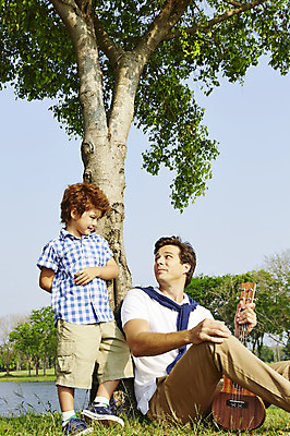 포토 JPG 주간 전신 외국인 나무 해외기획촬영 남자 아들 어린이 악기 연주 가족 휴식 2014년태국 서기 미소 사람 앉기 잔디 상반신 성인 야외 두명 앞모습 부모 기댐 자녀 아빠 우쿨렐레 즐거움 부자지간 남자만 국내포토 자연요소 식물 감정 음악 뷰포인트 컨셉 관계 모션 현악기 표정 인종 파일형식