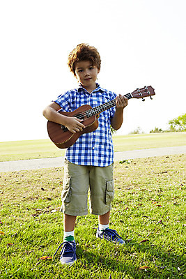 포토 JPG 주간 전신 외국인 해외기획촬영 남자 어린이 악기 연주 2014년태국 한명 서기 미소 사람 잔디 야외 앞모습 우쿨렐레 즐거움 남자만 남자한명만 어린이만 소년만 소년한명만 국내포토 자연요소 식물 1 감정 음악 뷰포인트 모션 현악기 표정 인종 파일형식
