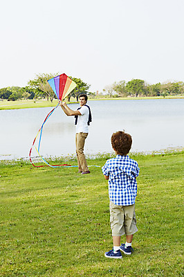 포토 JPG 주간 전신 외국인 나무 해외기획촬영 남자 아들 어린이 가족 놀이 2014년태국 서기 사람 잔디 성인 야외 두명 옆모습 뒷모습 부모 자녀 연못 아빠 연 즐거움 연날리기 부자지간 남자만 국내포토 자연요소 식물 감정 뷰포인트 관계 모션 인종 놀이용품 전통놀이 파일형식
