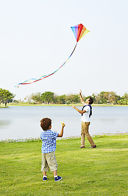 포토 JPG 주간 전신 외국인 해외기획촬영 남자 아들 어린이 가족 놀이 2014년태국 서기 사람 잔디 성인 야외 두명 옆모습 뒷모습 부모 자녀 연못 아빠 연 즐거움 연날리기 부자지간 남자만 국내포토 자연요소 식물 감정 뷰포인트 관계 모션 인종 놀이용품 전통놀이 파일형식