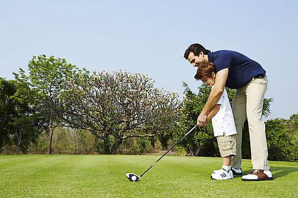 포토 JPG 주간 전신 외국인 나무 해외기획촬영 남자 아들 어린이 골프 가족 골프장 골프공 2014년태국 서기 미소 들기 사람 잔디 성인 야외 두명 옆모습 부모 골프채 자녀 가르침 아빠 즐거움 골프연습 부자지간 남자만 국내포토 자연요소 식물 교육 감정 뷰포인트 공 스포츠시설 관계 모션 골프용품 표정 인종 구기 연습 파일형식