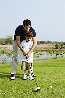 포토 JPG 주간 전신 외국인 해외기획촬영 남자 아들 어린이 골프 가족 골프장 골프공 2014년태국 서기 사람 잔디 성인 야외 두명 앞모습 부모 골프채 자녀 가르침 아빠 즐거움 골프연습 부자지간 남자만 국내포토 자연요소 식물 교육 감정 뷰포인트 공 스포츠시설 관계 모션 골프용품 인종 구기 연습 파일형식