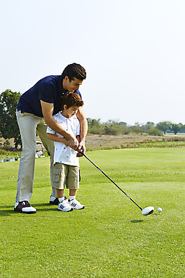 포토 JPG 주간 외국인 해외기획촬영 남자 아들 어린이 골프 가족 골프장 골프공 2014년태국 서기 사람 잔디 성인 야외 두명 옆모습 부모 골프채 자녀 가르침 아빠 즐거움 골프연습 부자지간 남자만 국내포토 자연요소 식물 교육 감정 뷰포인트 공 스포츠시설 관계 모션 골프용품 인종 구기 연습 파일형식