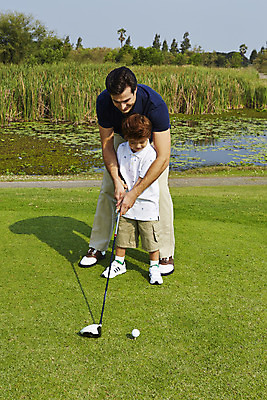 포토 JPG 주간 전신 외국인 해외기획촬영 남자 아들 어린이 골프 가족 골프장 골프공 2014년태국 서기 사람 잔디 성인 야외 두명 앞모습 부모 골프채 자녀 연못 가르침 아빠 즐거움 골프연습 부자지간 남자만 국내포토 자연요소 식물 교육 감정 뷰포인트 공 스포츠시설 관계 모션 골프용품 인종 구기 연습 파일형식