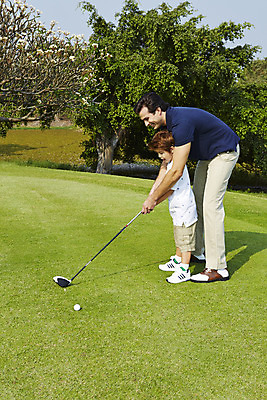포토 JPG 주간 전신 외국인 나무 해외기획촬영 남자 아들 어린이 골프 가족 골프장 골프공 2014년태국 서기 미소 사람 잔디 성인 야외 두명 옆모습 부모 골프채 자녀 가르침 아빠 즐거움 골프연습 부자지간 남자만 국내포토 자연요소 식물 교육 감정 뷰포인트 공 스포츠시설 관계 모션 골프용품 표정 인종 구기 연습 파일형식
