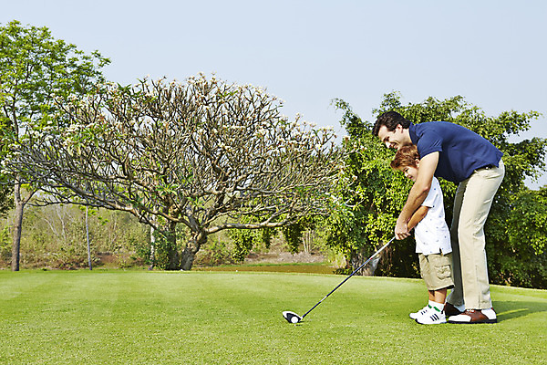 포토 JPG 주간 전신 외국인 나무 해외기획촬영 남자 아들 어린이 골프 가족 골프장 골프공 2014년태국 서기 사람 잔디 성인 야외 두명 옆모습 부모 골프채 자녀 가르침 아빠 즐거움 골프연습 부자지간 남자만 국내포토 자연요소 식물 교육 감정 뷰포인트 공 스포츠시설 관계 모션 골프용품 인종 구기 연습 파일형식