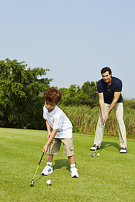 포토 JPG 주간 전신 외국인 해외기획촬영 남자 아들 어린이 골프 가족 골프장 골프공 2014년태국 서기 사람 잔디 성인 야외 두명 앞모습 부모 골프채 자녀 아빠 스윙 즐거움 부자지간 남자만 국내포토 자연요소 식물 감정 뷰포인트 포즈 공 스포츠시설 관계 모션 골프용품 인종 구기 파일형식