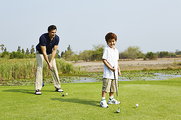 포토 JPG 주간 전신 외국인 해외기획촬영 남자 아들 어린이 골프 가족 골프장 골프공 2014년태국 서기 미소 사람 잔디 성인 야외 두명 앞모습 부모 골프채 자녀 아빠 스윙 즐거움 부자지간 남자만 국내포토 자연요소 식물 감정 뷰포인트 포즈 공 스포츠시설 관계 모션 골프용품 표정 인종 구기 파일형식