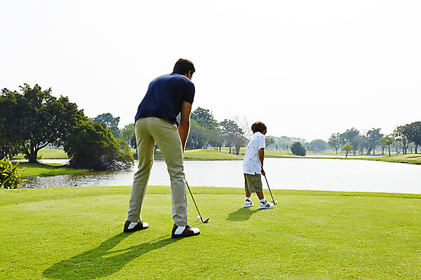 포토 JPG 주간 전신 외국인 해외기획촬영 남자 아들 어린이 골프 가족 골프장 골프공 2014년태국 서기 사람 잔디 성인 야외 두명 뒷모습 부모 골프채 자녀 연못 아빠 스윙 즐거움 부자지간 남자만 국내포토 자연요소 식물 감정 뷰포인트 포즈 공 스포츠시설 관계 모션 골프용품 인종 구기 파일형식