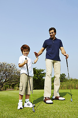 포토 JPG 주간 전신 외국인 해외기획촬영 남자 아들 어린이 골프 가족 골프장 2014년태국 서기 미소 사람 손짓 잔디 성인 야외 두명 앞모습 부모 골프채 자녀 아빠 즐거움 하이파이브 부자지간 남자만 국내포토 자연요소 식물 감정 뷰포인트 스포츠시설 관계 모션 골프용품 표정 인종 구기 파일형식