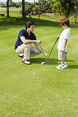 포토 JPG 주간 전신 외국인 해외기획촬영 남자 아들 어린이 골프 가족 골프장 골프공 2014년태국 서기 사람 앉기 잔디 성인 야외 두명 옆모습 부모 골프채 자녀 가르침 아빠 즐거움 골프연습 부자지간 남자만 국내포토 자연요소 식물 교육 감정 뷰포인트 공 스포츠시설 관계 모션 골프용품 인종 구기 연습 파일형식