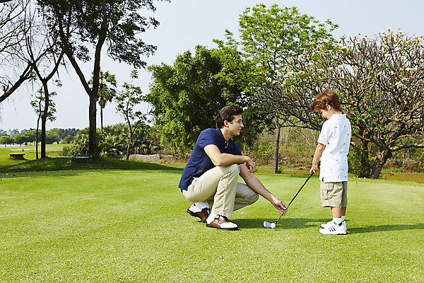 포토 JPG 주간 전신 외국인 나무 해외기획촬영 남자 아들 어린이 골프 가족 골프장 골프공 2014년태국 서기 사람 앉기 잔디 성인 야외 두명 옆모습 부모 골프채 자녀 가르침 아빠 즐거움 골프연습 부자지간 남자만 국내포토 자연요소 식물 교육 감정 뷰포인트 공 스포츠시설 관계 모션 골프용품 인종 구기 연습 파일형식