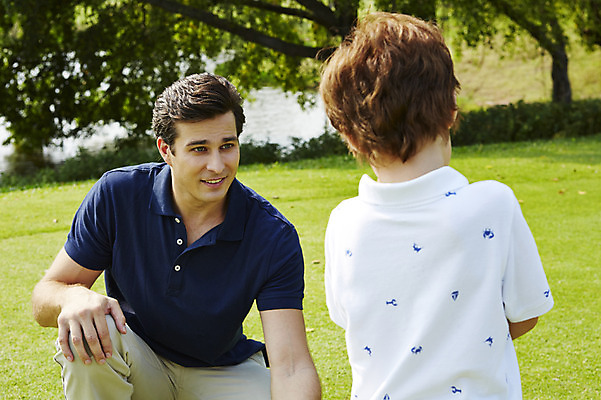포토 JPG 주간 외국인 해외기획촬영 남자 아들 어린이 골프 가족 골프장 2014년태국 서기 미소 사람 앉기 잔디 상반신 성인 야외 두명 앞모습 뒷모습 부모 자녀 아빠 즐거움 부자지간 남자만 국내포토 자연요소 식물 감정 뷰포인트 스포츠시설 관계 모션 표정 인종 구기 파일형식