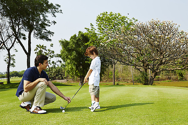 포토 JPG 주간 전신 외국인 나무 해외기획촬영 남자 아들 어린이 골프 가족 골프장 골프공 2014년태국 서기 사람 앉기 잔디 성인 야외 두명 옆모습 부모 골프채 자녀 가르침 아빠 즐거움 골프연습 부자지간 남자만 국내포토 자연요소 식물 교육 감정 뷰포인트 공 스포츠시설 관계 모션 골프용품 인종 구기 연습 파일형식