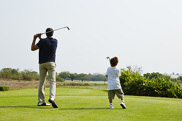 포토 JPG 주간 외국인 해외기획촬영 남자 아들 어린이 골프 가족 골프장 2014년태국 서기 들기 사람 잔디 성인 야외 두명 뒷모습 부모 골프채 자녀 아빠 스윙 즐거움 부자지간 남자만 국내포토 자연요소 식물 감정 뷰포인트 포즈 스포츠시설 관계 모션 골프용품 인종 구기 파일형식