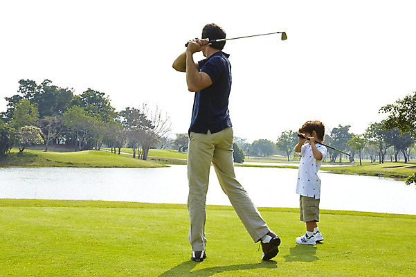 포토 JPG 주간 전신 외국인 해외기획촬영 남자 아들 어린이 골프 가족 골프장 2014년태국 서기 들기 사람 잔디 성인 야외 두명 옆모습 부모 골프채 자녀 연못 아빠 스윙 즐거움 부자지간 남자만 국내포토 자연요소 식물 감정 뷰포인트 포즈 스포츠시설 관계 모션 골프용품 인종 구기 파일형식