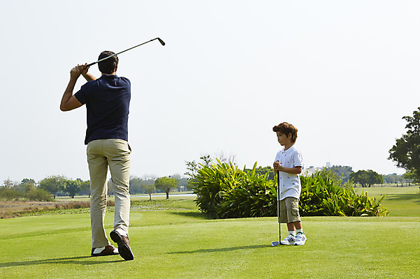 포토 JPG 주간 전신 외국인 해외기획촬영 남자 아들 어린이 골프 가족 골프장 2014년태국 서기 들기 사람 잔디 성인 야외 두명 옆모습 뒷모습 부모 골프채 자녀 풀 아빠 스윙 즐거움 부자지간 남자만 국내포토 자연요소 식물 감정 뷰포인트 포즈 스포츠시설 관계 모션 골프용품 인종 구기 파일형식