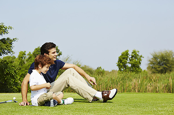 포토 JPG 주간 전신 외국인 나무 해외기획촬영 남자 아들 어린이 골프 가족 골프장 휴식 2014년태국 미소 사람 앉기 잔디 성인 야외 두명 옆모습 부모 자녀 아빠 즐거움 부자지간 남자만 국내포토 자연요소 식물 감정 뷰포인트 컨셉 스포츠시설 관계 모션 표정 인종 구기 파일형식