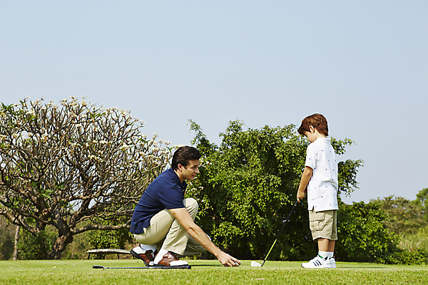 포토 JPG 주간 전신 외국인 나무 해외기획촬영 남자 아들 어린이 골프 가족 골프장 골프공 2014년태국 서기 사람 앉기 잔디 성인 야외 두명 옆모습 부모 골프채 자녀 아빠 즐거움 부자지간 남자만 국내포토 자연요소 식물 감정 뷰포인트 공 스포츠시설 관계 모션 골프용품 인종 구기 파일형식