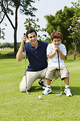 포토 JPG 주간 전신 외국인 나무 해외기획촬영 남자 아들 어린이 골프 가족 골프장 골프공 2014년태국 미소 사람 앉기 잔디 성인 야외 두명 앞모습 부모 골프채 자녀 아빠 즐거움 부자지간 남자만 국내포토 자연요소 식물 감정 뷰포인트 공 스포츠시설 관계 모션 골프용품 표정 인종 구기 파일형식