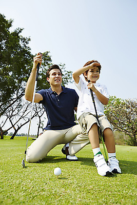 포토 JPG 주간 전신 외국인 나무 해외기획촬영 응시 남자 아들 어린이 골프 가족 골프장 골프공 2014년태국 미소 사람 앉기 잔디 성인 야외 두명 앞모습 부모 골프채 자녀 아빠 즐거움 부자지간 남자만 국내포토 자연요소 식물 시선 감정 뷰포인트 공 스포츠시설 관계 모션 골프용품 표정 인종 구기 파일형식