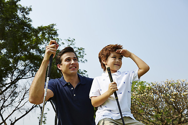 포토 JPG 주간 외국인 나무 해외기획촬영 응시 남자 아들 어린이 골프 가족 골프장 2014년태국 미소 사람 손짓 상반신 성인 야외 두명 앞모습 부모 골프채 자녀 아빠 즐거움 부자지간 남자만 국내포토 자연요소 식물 시선 감정 뷰포인트 스포츠시설 관계 모션 골프용품 표정 인종 구기 파일형식