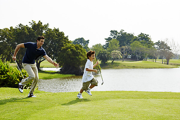 포토 JPG 주간 전신 외국인 해외기획촬영 남자 아들 어린이 골프 가족 골프장 2014년태국 미소 사람 잔디 성인 야외 두명 옆모습 부모 달리기 골프채 자녀 연못 아빠 즐거움 부자지간 남자만 국내포토 자연요소 식물 감정 뷰포인트 스포츠시설 관계 모션 골프용품 표정 인종 구기 파일형식
