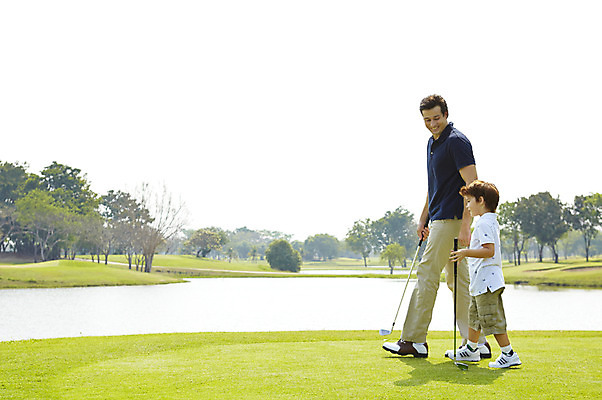 포토 JPG 주간 전신 외국인 해외기획촬영 남자 아들 어린이 골프 가족 골프장 2014년태국 미소 사람 잔디 성인 야외 두명 옆모습 부모 걷기 손잡기 골프채 자녀 연못 아빠 즐거움 부자지간 남자만 국내포토 자연요소 식물 감정 뷰포인트 스포츠시설 관계 모션 골프용품 표정 인종 구기 파일형식