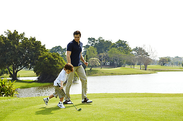 포토 JPG 주간 전신 외국인 나무 해외기획촬영 남자 아들 어린이 골프 가족 골프장 2014년태국 미소 사람 잔디 성인 야외 두명 옆모습 부모 걷기 손잡기 골프채 자녀 연못 아빠 즐거움 부자지간 남자만 국내포토 자연요소 식물 감정 뷰포인트 스포츠시설 관계 모션 골프용품 표정 인종 구기 파일형식