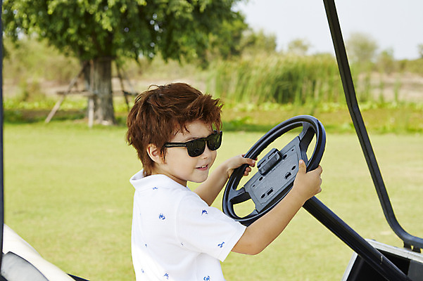 포토 JPG 주간 외국인 해외기획촬영 남자 어린이 골프 골프장 2014년태국 한명 미소 사람 앉기 상반신 야외 옆모습 아웃포커스 선글라스 즐거움 골프카트 남자만 남자한명만 어린이만 소년만 소년한명만 국내포토 자연요소 1 감정 안경 뷰포인트 스포츠시설 모션 골프용품 촬영기법 표정 인종 구기 파일형식