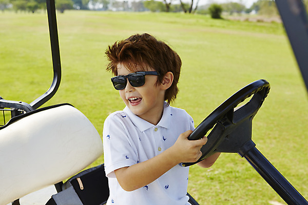 포토 JPG 주간 외국인 해외기획촬영 남자 어린이 골프 골프장 2014년태국 한명 미소 사람 앉기 잔디 상반신 야외 아웃포커스 선글라스 즐거움 골프카트 남자만 남자한명만 어린이만 소년만 소년한명만 국내포토 자연요소 식물 1 감정 안경 스포츠시설 모션 골프용품 촬영기법 표정 인종 구기 파일형식