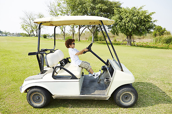 포토 JPG 주간 전신 외국인 해외기획촬영 남자 어린이 골프 골프장 2014년태국 한명 사람 앉기 잔디 야외 옆모습 선글라스 자녀 즐거움 골프카트 남자만 남자한명만 어린이만 소년한명만 국내포토 자연요소 식물 1 감정 안경 뷰포인트 스포츠시설 모션 골프용품 인종 구기 소년만 파일형식