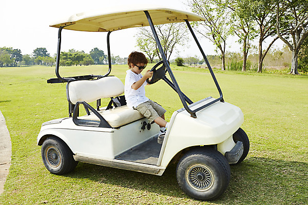 포토 JPG 주간 외국인 해외기획촬영 남자 어린이 골프 골프장 2014년태국 한명 사람 앉기 잔디 야외 옆모습 선글라스 즐거움 골프카트 남자만 남자한명만 어린이만 소년만 소년한명만 국내포토 자연요소 식물 1 감정 안경 뷰포인트 스포츠시설 모션 골프용품 인종 구기 파일형식
