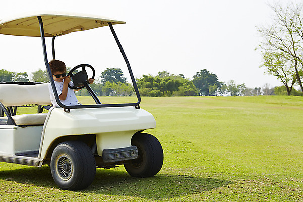 포토 JPG 주간 외국인 해외기획촬영 남자 어린이 골프 골프장 2014년태국 한명 사람 앉기 잔디 상반신 성인 야외 선글라스 즐거움 골프카트 남자만 남자한명만 국내포토 자연요소 식물 1 감정 안경 스포츠시설 모션 골프용품 인종 구기 파일형식