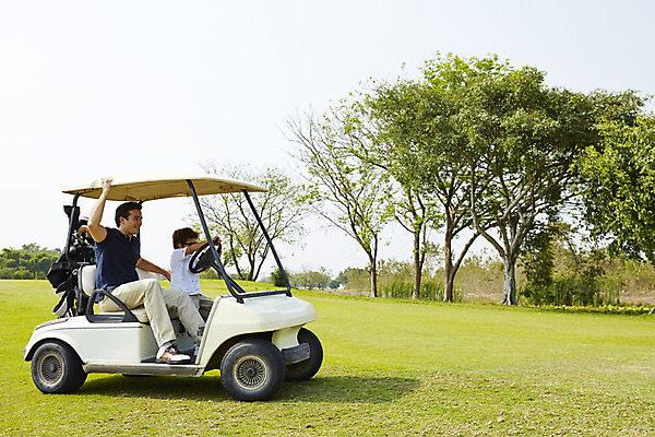 포토 JPG 주간 전신 외국인 나무 해외기획촬영 남자 아들 어린이 골프 가족 골프장 2014년태국 사람 앉기 잔디 성인 야외 두명 옆모습 부모 자녀 아빠 즐거움 골프카트 부자지간 남자만 국내포토 자연요소 식물 감정 뷰포인트 스포츠시설 관계 모션 골프용품 인종 구기 파일형식