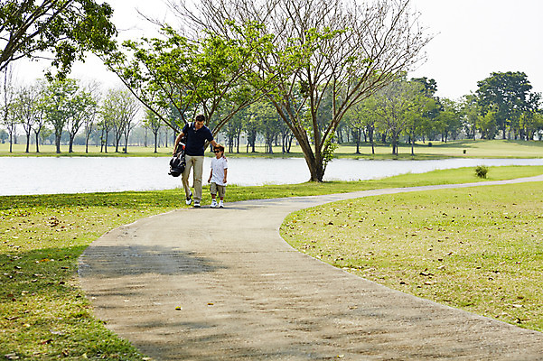 포토 JPG 주간 전신 외국인 나무 해외기획촬영 남자 길 아들 어린이 골프 가족 골프장 2014년태국 들기 사람 잔디 성인 야외 두명 앞모습 부모 걷기 자녀 아빠 골프가방 즐거움 부자지간 남자만 국내포토 자연요소 식물 감정 뷰포인트 가방 스포츠시설 관계 모션 골프용품 인종 구기 파일형식