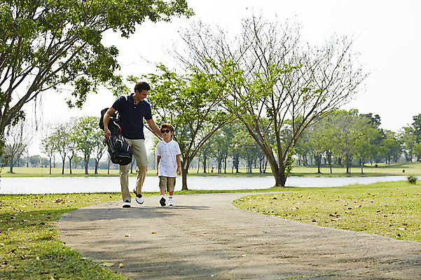 포토 JPG 주간 전신 외국인 나무 해외기획촬영 남자 길 아들 어린이 골프 가족 골프장 2014년태국 사람 잔디 성인 야외 두명 앞모습 부모 선글라스 걷기 자녀 골프가방 즐거움 부자지간 남자만 국내포토 자연요소 식물 감정 안경 뷰포인트 가방 스포츠시설 관계 모션 골프용품 인종 구기 아빠 파일형식