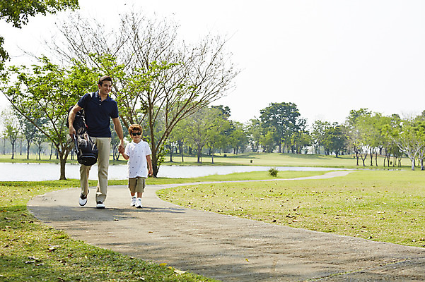 포토 JPG 주간 전신 외국인 나무 해외기획촬영 남자 길 아들 어린이 가족 골프장 2014년태국 사람 잔디 성인 야외 두명 앞모습 부모 선글라스 걷기 손잡기 자녀 아빠 골프가방 즐거움 부자지간 남자만 국내포토 자연요소 식물 감정 안경 뷰포인트 골프 가방 스포츠시설 관계 모션 골프용품 인종 파일형식
